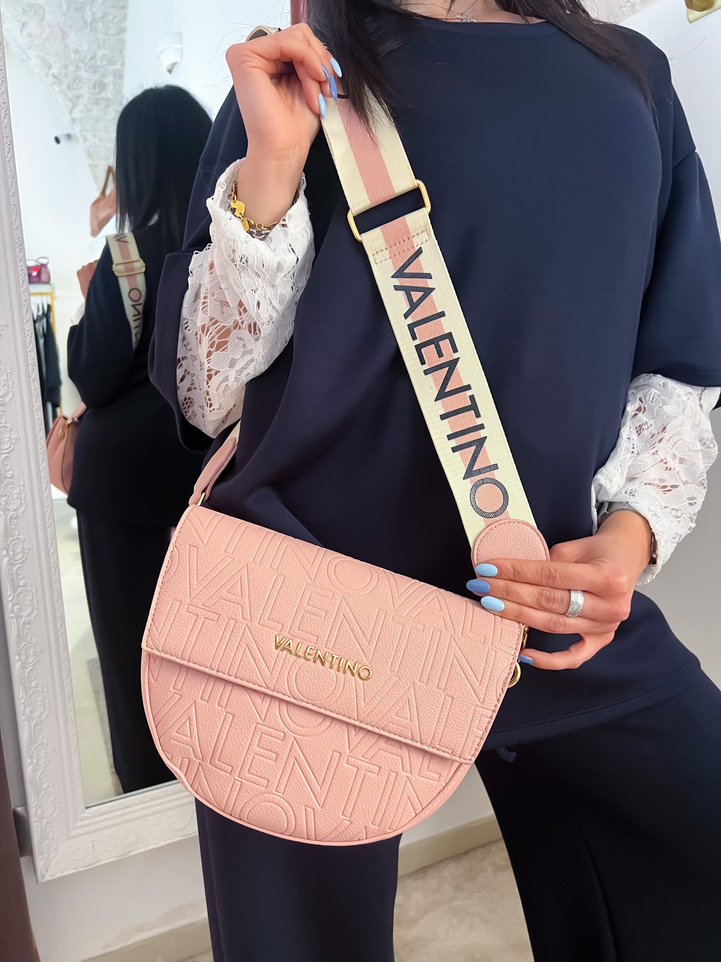 Borsa logo Valentino
